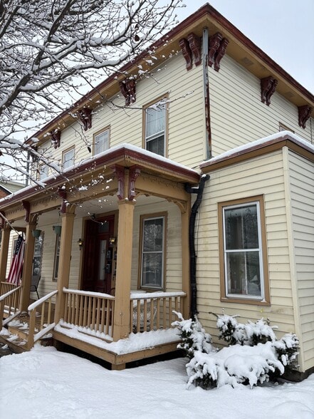 Building Photo - 552 Columbia St