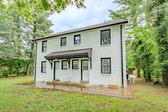 Building Photo - Fantastic 2 Bed, 1 Bath.  Walk to MTSU!