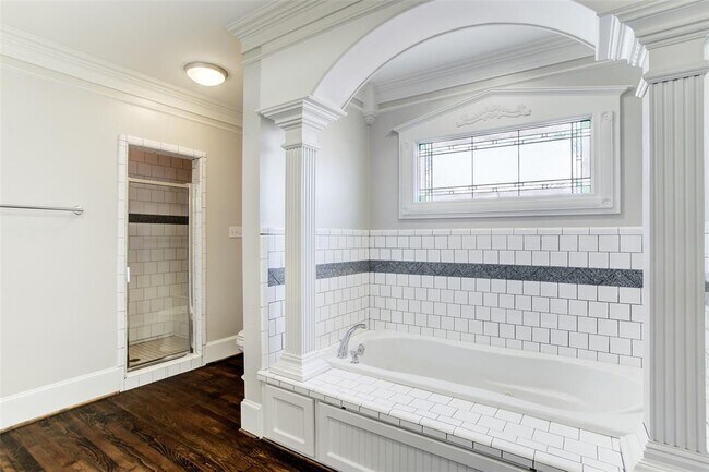 Building Photo - 1124 E 16th St