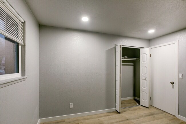 Building Photo - 1806 W 21st Ave