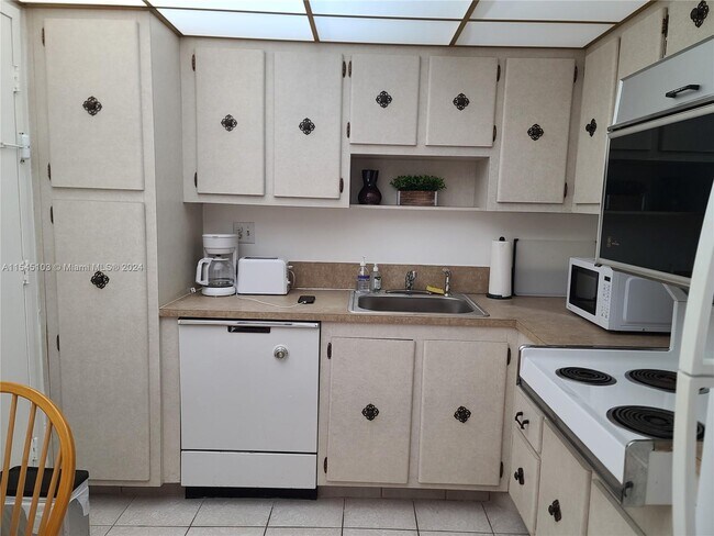 Building Photo - 3725 S Ocean Dr