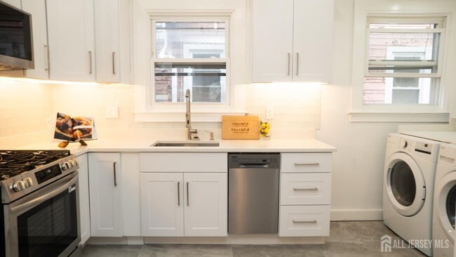 Building Photo - 65 Poe Ave