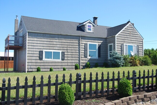 Building Photo - Enjoy the Country living, Home on acres in Yamhill Oregon