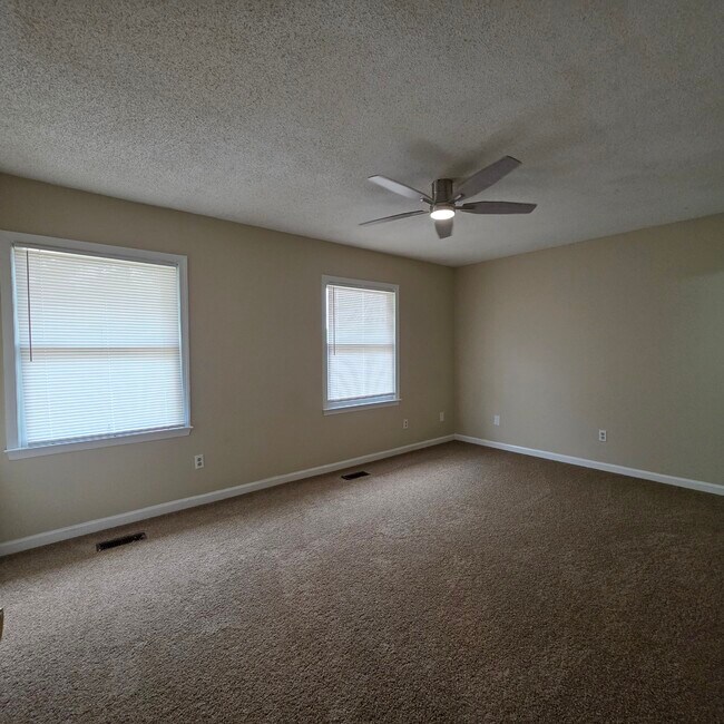 Building Photo - 1900 Buck Ln