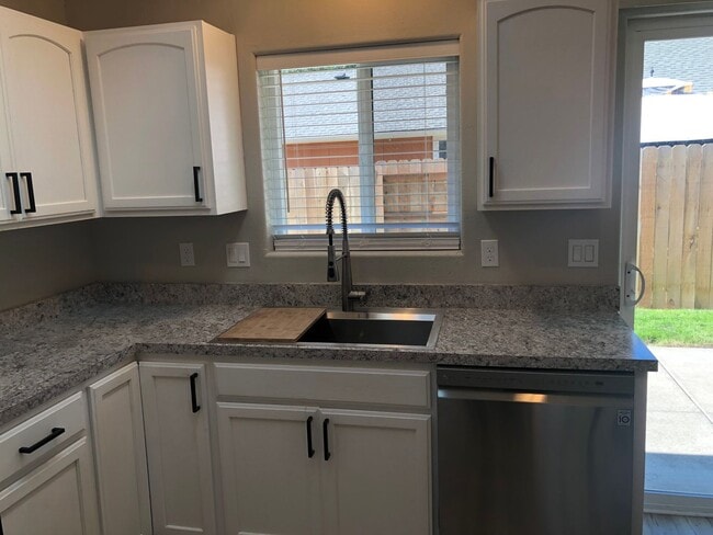 Building Photo - Updated 3 bedroom 2 bath house in Veneta!