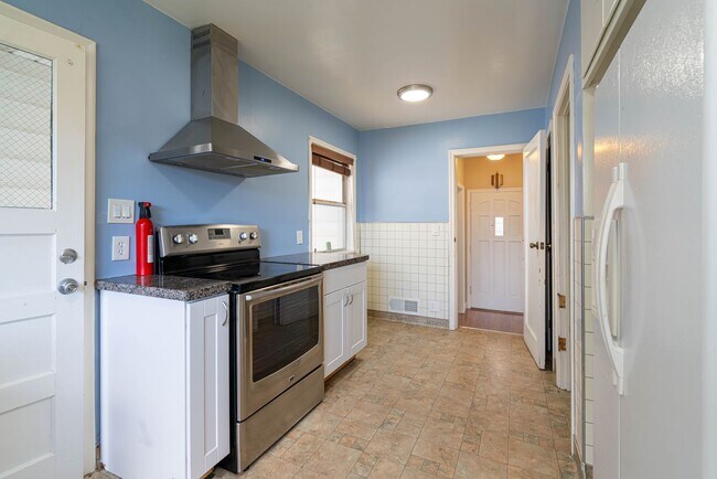 Building Photo - 10th Street