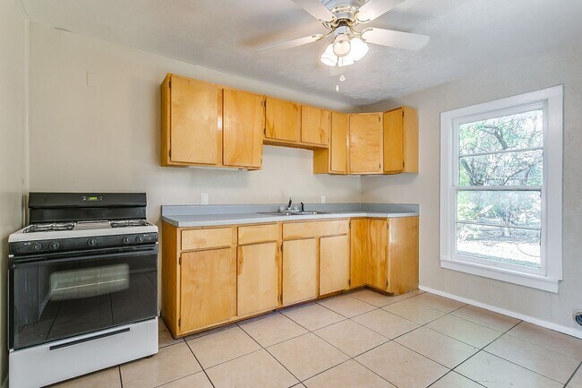 Building Photo - Ready for New Tenants- 2 bedroom 1 bath with an Additional Flex Room  Minutes from TCU- 76109