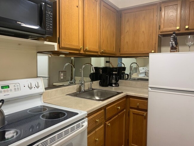 Building Photo - DC Studio in "Old City"  - Furnished!! Murphy bed & small sofa.