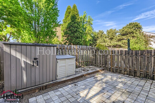 Building Photo - Beautiful End-Unit Townhome with 3 Bedrooms, 3 Full Baths & Private Outdoor Living
