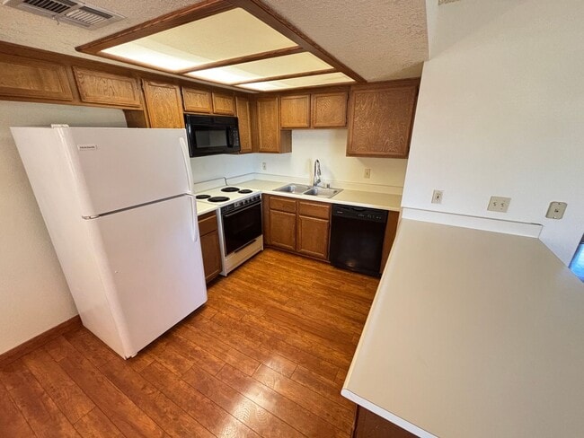 Building Photo - Gorgeous 2BED/2BATH Condo nestled in a Roc...