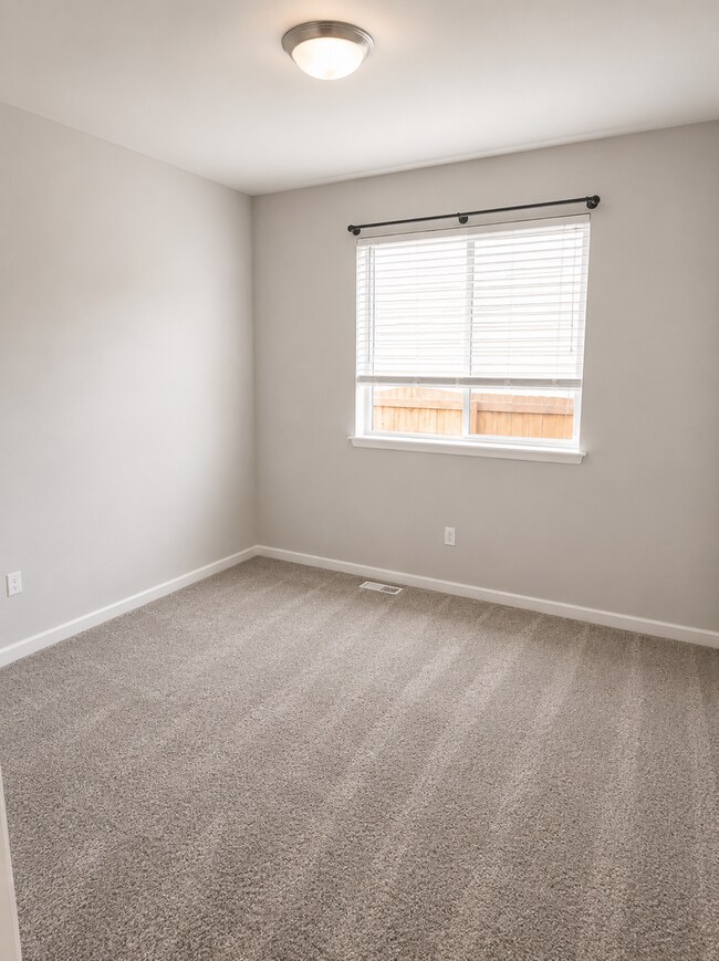 Building Photo - Beautiful 4 Bed + Bonus Room Home Near JBLM Pet Friendly