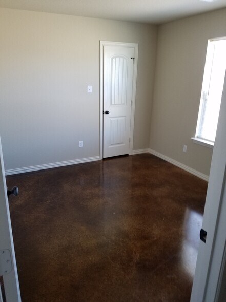 Building Photo - 129 Crossfire Ct