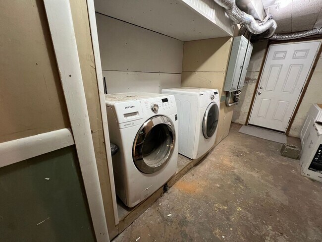 Building Photo - Bremerton Duplex