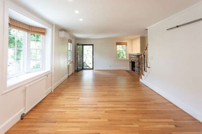Building Photo - 444 St Davids Ave