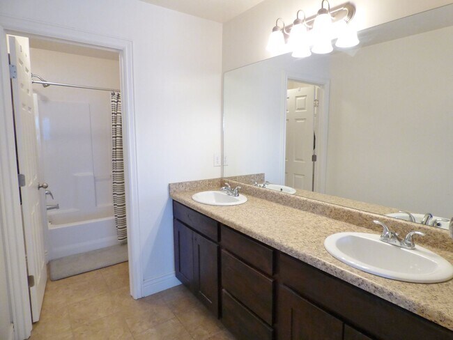 Building Photo - 3 Bd 3.5 Bath 2 Car Garage Townhome in Sandy