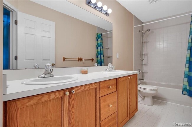 Building Photo - 2565 River Woods Dr N