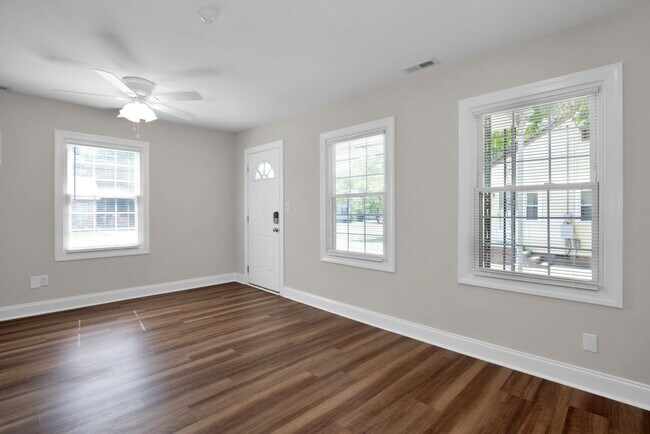 Building Photo - 2 Bedroom 1 Bath In Fayetteville- Small Do...