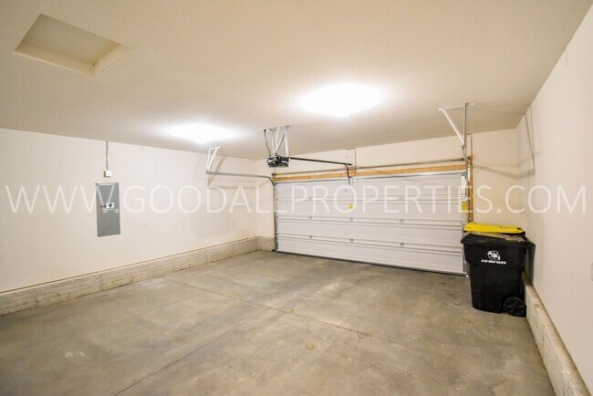 Building Photo - Modern Style Ranch, 3 bedroom 2.5 bath hom...