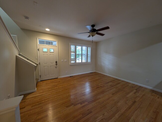 Building Photo - Great Lowry Townhome!