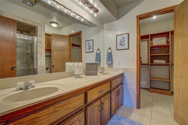 Building Photo - 2109 Shamrock Dr