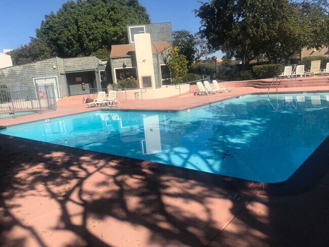 Building Photo - Bright Upstairs Studio Near Mesa College – Updated & Move-In Ready