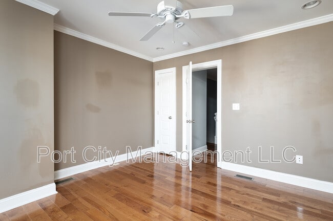 Building Photo - 724 S Ellwood Ave