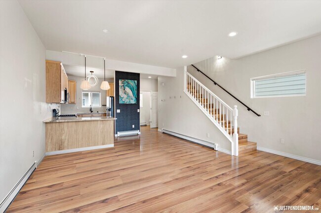 Building Photo - Modern & Stylish Townhome!