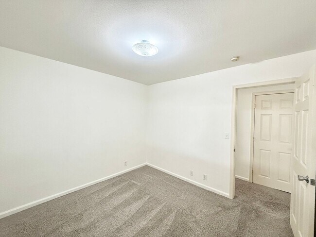 Building Photo - Huge 6br/3ba SF House with Solar Panels!