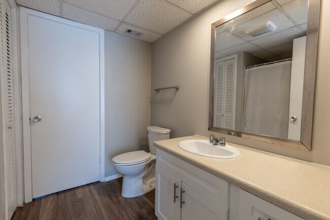 Building Photo - First floor condo available now! Pool views!