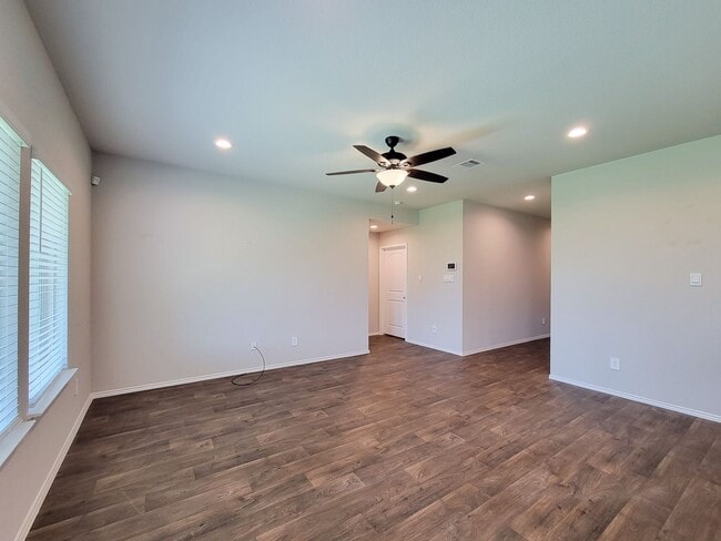 Building Photo - The price is right and the location is even better! Take a look TODAY at this like-new, 3/2, open...