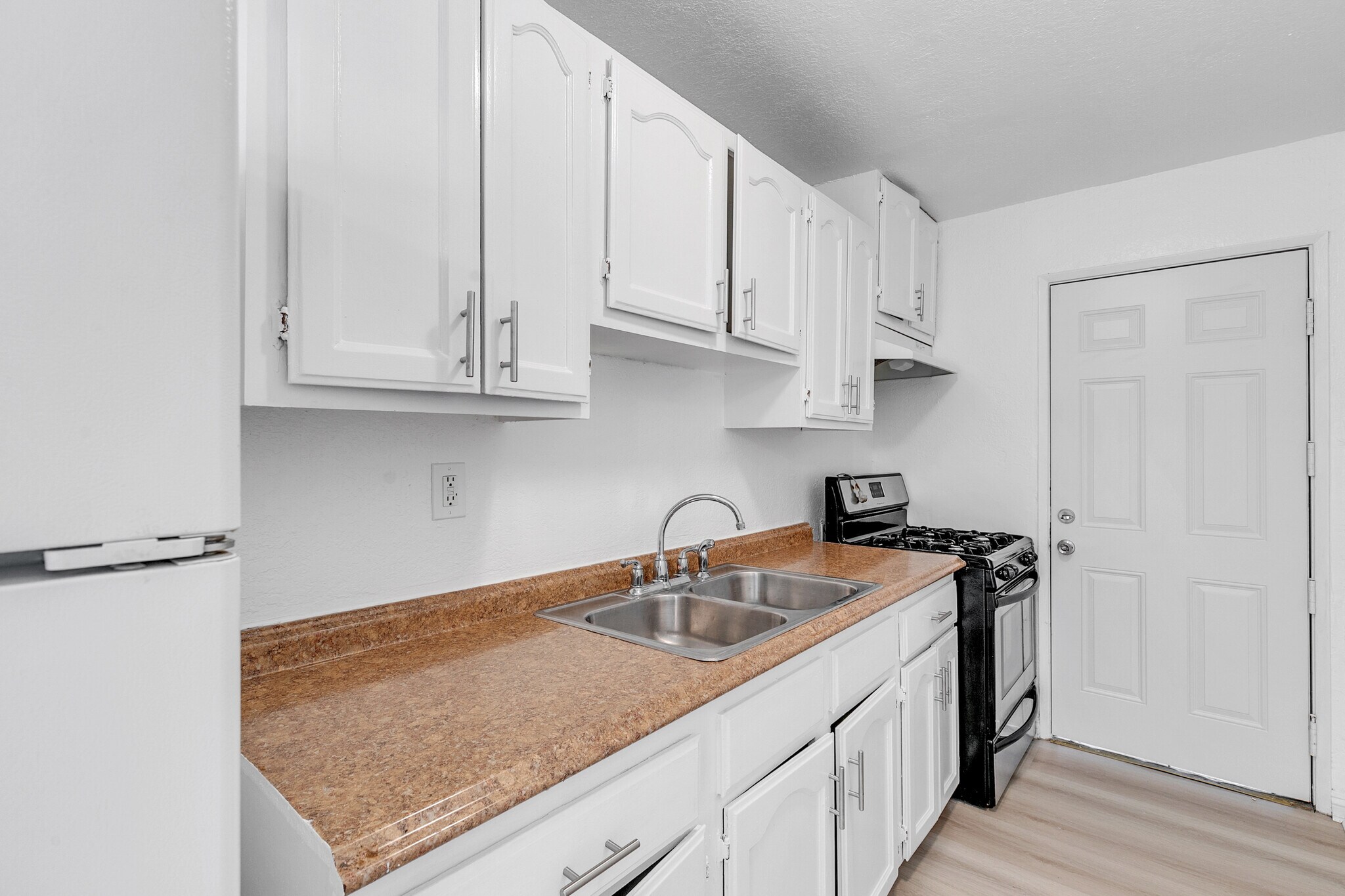 Building Photo - 832 W Colden Ave