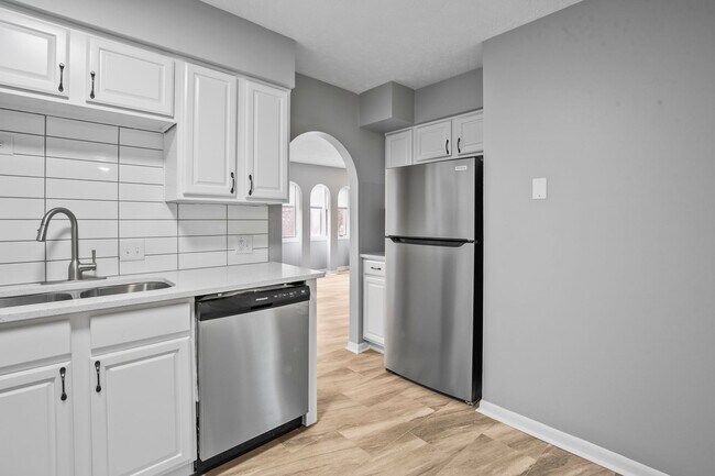 Building Photo - 10914 Saratoga Plaza