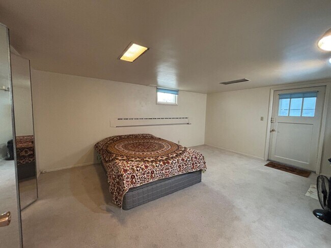 Building Photo - 4 Bedroom 2 Bathroom