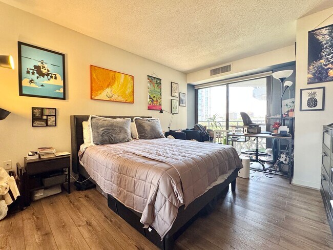 Building Photo - ARLINGTON CONDO - Sleek Sophistication Mee...