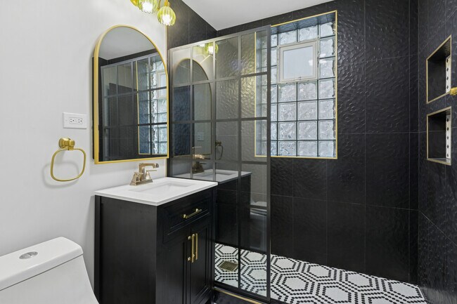 Building Photo - 3045 W Eastwood Ave