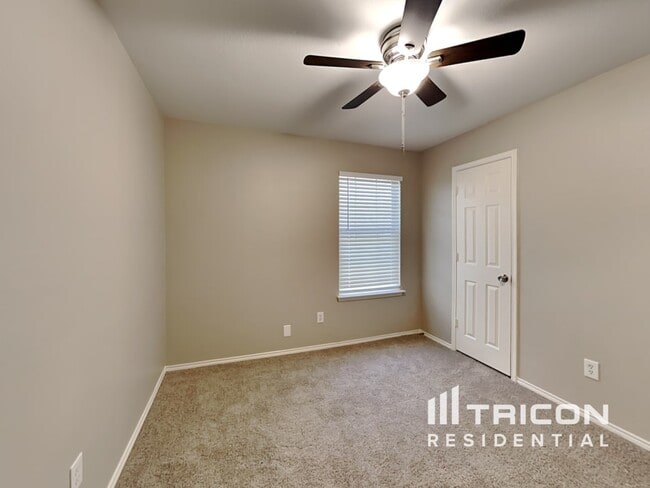 Building Photo - 834 San Jacinto Dr