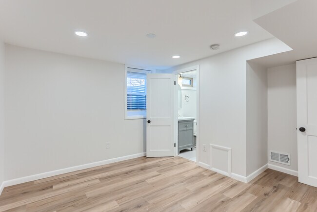 Building Photo - 3264 Niagara St