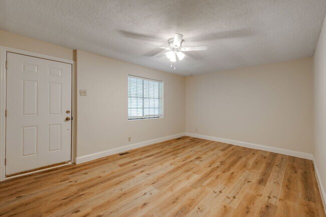 Building Photo - 91 Circle Dr