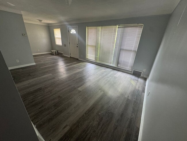 Building Photo - Single Family Home 3 beds 1 bath Available...