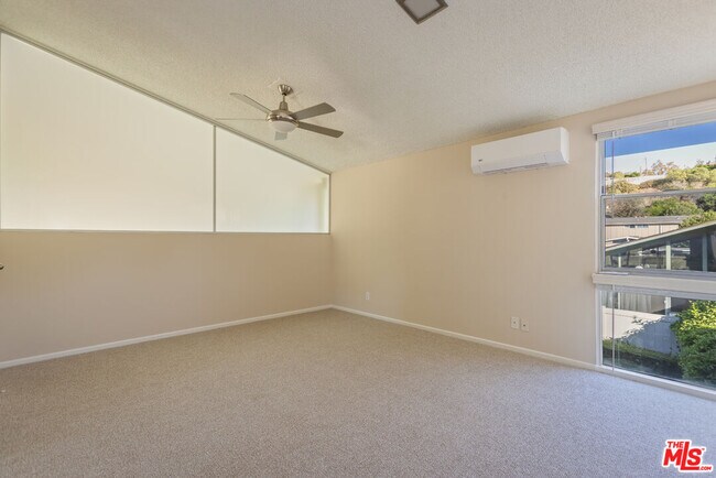 Building Photo - 4171 Del Mar Ave