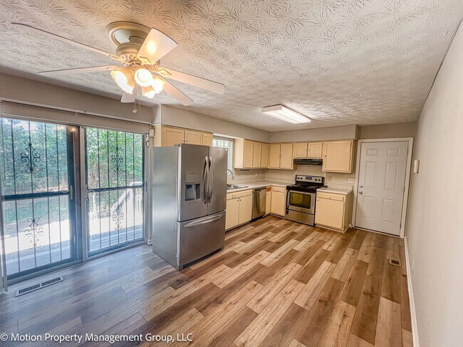 Building Photo - 3020 Woodfield Dr