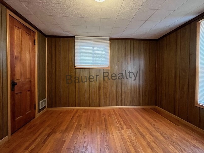 Building Photo - 3 -4 Bedroom Home Near Brookside Park