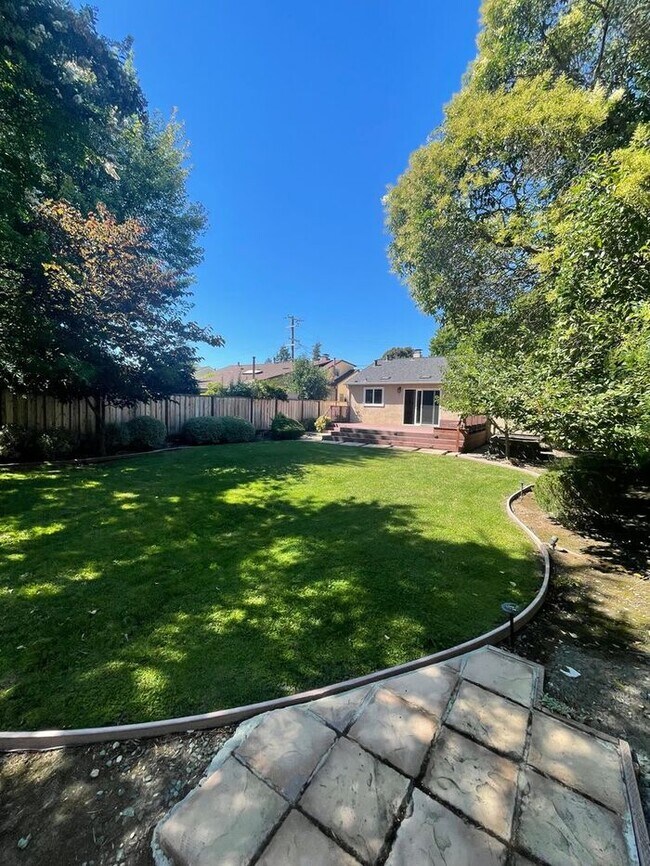 Building Photo - Great 3 Bedrooms 1 Bath home near Lake Chabot