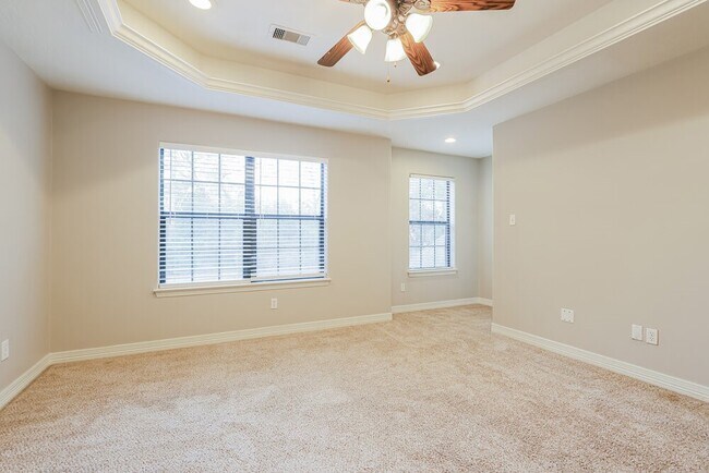 Building Photo - 612 Spruce Dr