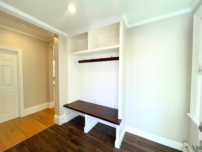 Building Photo - 12 Briggs St