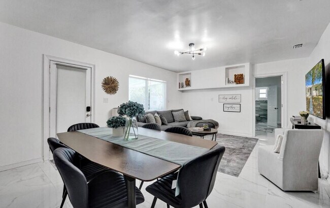 Building Photo - 2001 Washington St