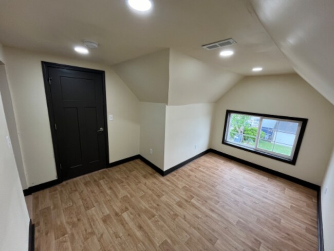 Building Photo - 917 N Vermilion St