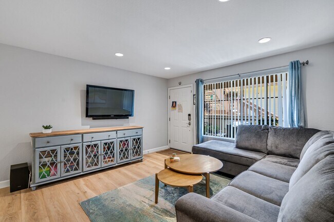 Building Photo - 2BR, 2BA UPGRADED CONDO DEL MAR! PET FRIEN...