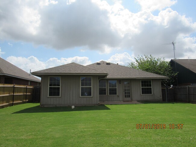 Building Photo - Rolling Hills Area!