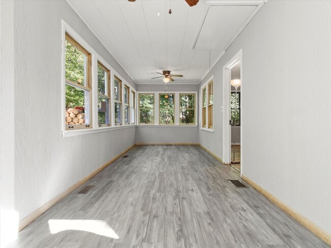 Building Photo - Adorable Lake Como Home Now Available!